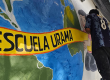 Estudiante de la institución educativa Urama, ayudando a pintar el mural